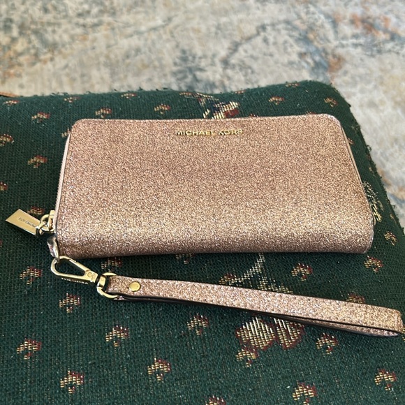 Michael Kors, pink glitter, wristlet 7“ x 4 like new inside - Picture 1 of 13